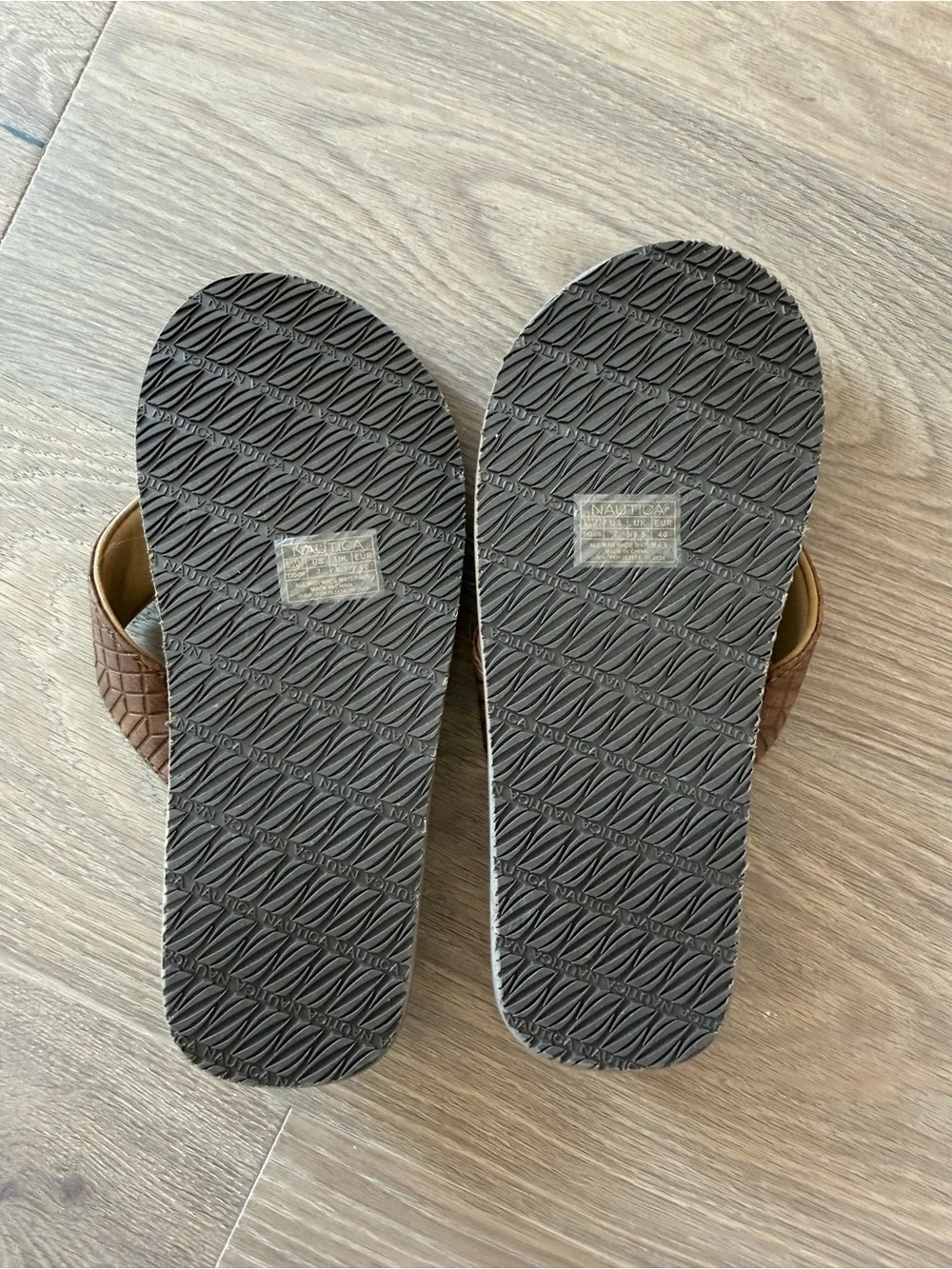 Nautica Men’s/boys Brown Flip Flop Sandals NWT size 7